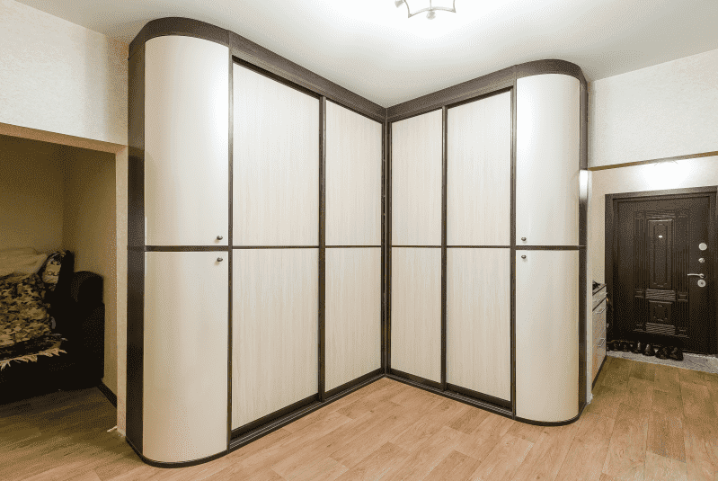 /Угловой шкаф-купе №142 молочный с контрастным контуром на заказ